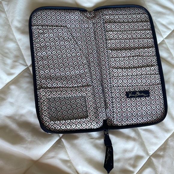 Free Vera Bradley wallet with pocketbook purchase - Picture 2 of 5